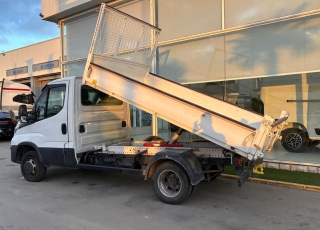 Furgoneta seminueva, 
Modelo  35C16 3.0 CAJA BASCULANTE 

- Climatizador
- Pantalla táctil
- Caja basculante
- Mandos en el volante

GRAN OPORTUNIDAD!!
VEHICULO SE ENTREGA TOTALMENTE REACONDICIONADO, CON TODOS SU MANTENIMIENTO CORRESPONDIENTE INCLUIDO EN EL PRECIO
