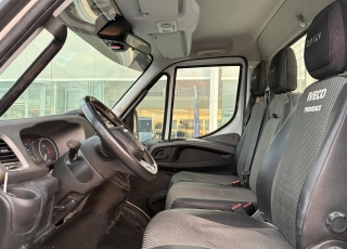 Furgoneta seminueva, 
Modelo  35C16 3.0 CAJA BASCULANTE 

- Climatizador
- Pantalla táctil
- Caja basculante
- Mandos en el volante

GRAN OPORTUNIDAD!!
VEHICULO SE ENTREGA TOTALMENTE REACONDICIONADO, CON TODOS SU MANTENIMIENTO CORRESPONDIENTE INCLUIDO EN EL PRECIO