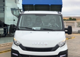 Furgoneta nueva IVECO 35C15 con caja basculante azul.
Con ballestas reforzadas con ballestin, climatizador automático, radio bluetooth, mandos en el volante.