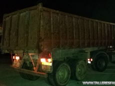 Bañera basculante marca Leciñena, de 2 ejes de ballesta, año 1996, especial tractoras 4x4 y 6x4.