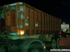 Bañera basculante marca Leciñena, de 2 ejes de ballesta, año 1996, especial tractoras 4x4 y 6x4.