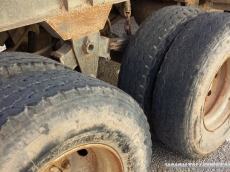 Bañera basculante marca Leciñena, de 2 ejes de ballesta, año 1996, especial tractoras 4x4 y 6x4.