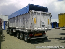 Aluminium tipper trailer, capacity 40m3, air suspension, drum brakes, year 2001, with cover.