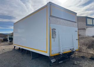 CAJA CERRADA CON PUERTA ELEVADORA