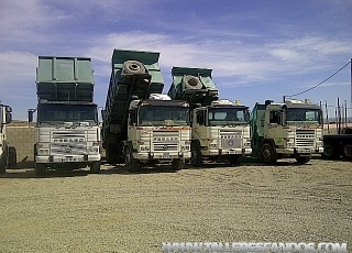 Varios camiones Pegaso basculantes