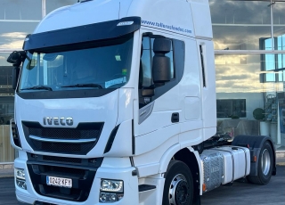 Cabeza tractora IVECO AS440S46TP, 
Hi Way EVO, 
Euro6, 
Automática con intarder, 
Del año 2017, 
Con 552.782km.
Neumáticos 365/55R22.5 y 315/70R22.5  Precio 34.500€+IVA, con tractora reacondicionada