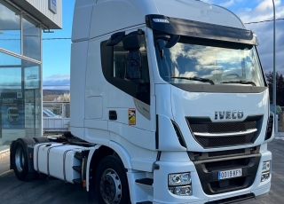 Cabeza tractora IVECO AS440S46TP, 
Hi Way EVO, 
Euro6, 
Automática con intarder, 
Del año 2017, 
Con 562.686km.
Neumáticos 365/55R22.5 y 315/70R22.5


Precio 32.500€+IVA, con tractora reacondicionada