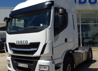 Cabeza tractora IVECO AS440S46TP, 
Hi Way EVO, 
Euro6, 
Automática con intarder, 
Del año 2017, 
Con 457.705km.
Neumáticos 365/55R22.5 y 315/70R22.5


Precio 47.900€+IVA, con tractora reacondicionada y con 12 meses de garantía de cadena cinemática.