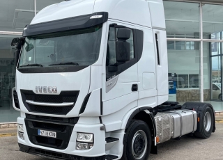 Cabeza tractora IVECO AS440S46TP, 
Hi Way EVO, 
Euro6, 
Automática con intarder, 
Del año 2017, 
Con 457.720km.
Neumáticos 365/55R22.5 y 315/70R22.5


Precio 47.900€+IVA, con tractora reacondicionada y con 12 meses de garantía de cadena cinemática.