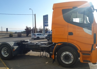 Cabeza tractora IVECO AS440S46TP, 
Hi Way EVO, techo medio
Euro6, 
Automática con intarder, 
Del año 2017, 
Con 507.466km,
Neumáticos 385/65R22.5 y 315/80R22.5,

Precio 37.500€+IVA, con tractora reacondicionada, garantia consultar.