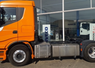 Cabeza tractora IVECO AS440S46TP, 
Hi Way EVO, techo medio
Euro6, 
Automática con intarder, 
Del año 2017, 
Con 507.466km,
Neumáticos 385/65R22.5 y 315/80R22.5,

Precio 37.500€+IVA, con tractora reacondicionada, garantia consultar.