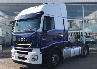 Cabeza tractora IVECO AS440S46TP, 
Hi Way, 
Euro6, 
Automática con intarder, 
Del año 2015, 
Con 571.306km,
Neumáticos 315/80R22.5,
Con ADR


Precio 29.900€+IVA, con tractora reacondicionada y con 12 meses de garantía de cadena cinemática.