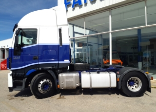 Cabeza tractora IVECO AS440S46TP, 
Hi Way, 
Euro6, 
Automática con intarder, 
Del año 2015, 
Con 570.105km,
Neumáticos 315/80R22.5,
Con ADR


Precio 29.900€+IVA, con tractora reacondicionada y con 12 meses de garantía de cadena cinemática.