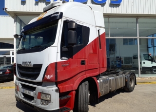 Cabeza tractora IVECO AS440S46TP, 
Hi Way, 
Euro6, 
Automática, 
Del año 2015, 
Con 540.795km.
Neumáticos 315/80R22.5
Con frío nocturno y equipo hidraulico.  Precio 29.900€+IVA, con tractora reacondicionada y con 12 meses de garantía de cadena cinemática.