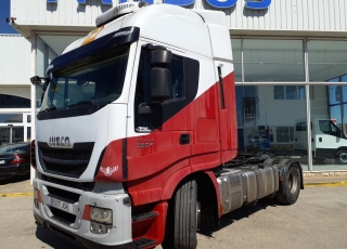 Cabeza tractora IVECO AS440S46TP, 
Hi Way, 
Euro6, 
Automática, 
Del año 2015, 
Con 540.795km.
Neumáticos 315/80R22.5
Con frío nocturno y equipo hidraulico.

Precio 29.900€+IVA, con tractora reacondicionada y con 12 meses de garantía de cadena cinemática.