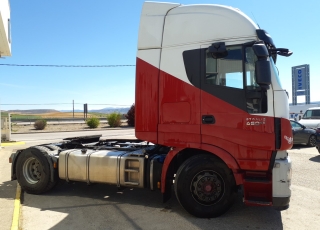 Cabeza tractora IVECO AS440S46TP, 
Hi Way, 
Euro6, 
Automática, 
Del año 2015, 
Con 540.795km.
Neumáticos 315/80R22.5
Con frío nocturno y equipo hidraulico.  Precio 29.900€+IVA, con tractora reacondicionada y con 12 meses de garantía de cadena cinemática.