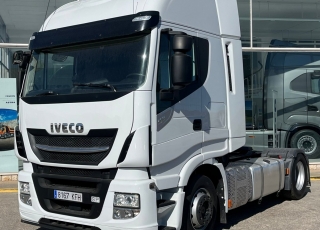 Cabeza tractora IVECO AS440S46TP, 
Hi Way,  Euro6, 
Automática con intarder, 
Del año 2017, 
Con 461.606km.
Neumáticos 315/60R22.5  Precio 40.000€+IVA reacondicionada.