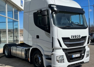 Cabeza tractora IVECO AS440S46TP, 
Hi Way,  Euro6, 
Automática con intarder, 
Del año 2017, 
Con 461.606km.
Neumáticos 315/60R22.5  Precio 40.000€+IVA reacondicionada.