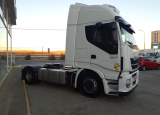 Cabeza tractora IVECO AS440S46TP, 
Hi Way,  Euro6, 
Automática con intarder, 
Del año 2016, 
Con 527.662km.
Neumáticos 315/70R22.5  Precio 34.500€+IVA, con tractora reacondicionada y con 12 meses de garantía de cadena cinemática o 750.000km lo que antes ocurra.