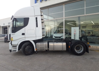 Cabeza tractora IVECO AS440S46TP, 
Hi Way,  Euro6, 
Automática con intarder, 
Del año 2016, 
Con 527.662km.
Neumáticos 315/70R22.5

Precio 34.500€+IVA, con tractora reacondicionada y con 12 meses de garantía de cadena cinemática o 750.000km lo que antes ocurra.