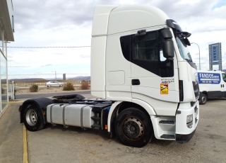 Cabeza tractora IVECO AS440S46TP, 
Hi Way,  Euro6, 
Automática con intarder, 
Del año 2016, 
Con 597.207km.
Neumáticos 315/70R22.5  Precio 33.500€+IVA, con tractora reacondicionada y con 12 meses de garantía de cadena cinemática o 750.000km lo que antes ocurra.