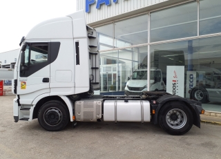 Cabeza tractora IVECO AS440S46TP, 
Hi Way,  Euro6, 
Automática con intarder, 
Del año 2016, 
Con 597.207km.
Neumáticos 315/70R22.5

Precio 33.500€+IVA, con tractora reacondicionada y con 12 meses de garantía de cadena cinemática o 750.000km lo que antes ocurra.