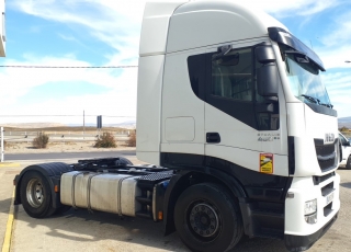 Cabeza tractora IVECO AS440S46TP, 
Hi Way,  Euro6, 
Automática con intarder, 
Del año 2016, 
Con 599.668km.
Neumáticos 385/55R22.5 y 315/70R22.5

Precio 33.500€+IVA, con tractora reacondicionada y con 12 meses de garantía de cadena cinemática o 750.000km lo que antes ocurra.