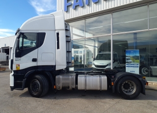 Cabeza tractora IVECO AS440S46TP, 
Hi Way,  Euro6, 
Automática con intarder, 
Del año 2016, 
Con 599.668km.
Neumáticos 385/55R22.5 y 315/70R22.5  Precio 33.500€+IVA, con tractora reacondicionada y con 12 meses de garantía de cadena cinemática o 750.000km lo que antes ocurra.