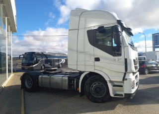 Cabeza tractora IVECO AS440S46TP, 
Hi Way,  Euro6, 
Automática con intarder, 
Del año 2016, 
Con 525.372km.
Neumáticos 315/80R22.5  Precio 34.500€+IVA, con tractora reacondicionada y con 12 meses de garantía de cadena cinemática o 750.000km lo que antes ocurra.