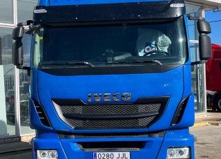 Cabeza tractora IVECO AS440S46TP, 
Hi Way,  Euro6, 
Automática con intarder, 
Del año 2015, 
Con 649.439km.
Neumáticos 315/80R22.5