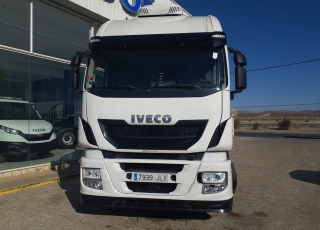 Cabeza tractora IVECO AS440S46TP, 
Hi Way,  Euro6, 
Automática con intarder, 
Del año 2016, 
Con 530.647km.
Neumáticos 385/55R22.5 y 315/70R22.5

Precio 34.500€+IVA, con tractora reacondicionada y con 24 meses de garantía de cadena cinemática o 750.000km lo que antes ocurra.