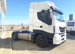 Cabeza tractora IVECO AS440S46TP, 
Hi Way,  Euro6, 
Automática con intarder, 
Del año 2016, 
Con 530.647km.
Neumáticos 385/55R22.5 y 315/70R22.5

Precio 34.500€+IVA, con tractora reacondicionada y con 24 meses de garantía de cadena cinemática o 750.000km lo que antes ocurra.