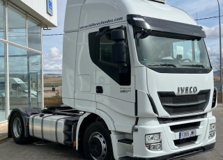 Cabeza tractora IVECO AS440S48TP, 
EVO Hi Way, 
Euro6, 
Automática con intarder, 
Del año 2017, 
Con 491.011km,
Neumáticos 315/70R22.5,
Con equipo de frio nocturno.  Precio 44.500€+IVA, con tractora reacondicionada y con 12 meses de garantía de cadena cinemática.