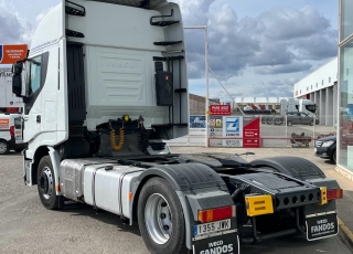 Cabeza tractora IVECO AS440S48TP, 
EVO Hi Way, 
Euro6, 
Automática con intarder, 
Del año 2017, 
Con 491.011km,
Neumáticos 315/70R22.5,
Con equipo de frio nocturno.  Precio 44.500€+IVA, con tractora reacondicionada y con 12 meses de garantía de cadena cinemática.