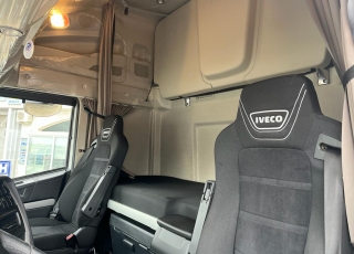 Cabeza tractora IVECO AS440S48TP, 
Hi Way EVO, 
Euro6, 
Automática con intarder, 
Del año 2019, 
Con 417.716km.
Neumáticos 365/55R22.5 y 315/70R22.5