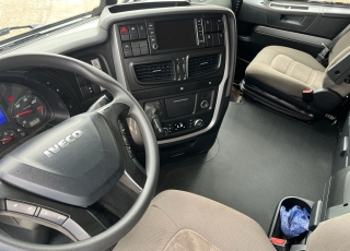 Cabeza tractora IVECO AS440S48TP, 
Hi Way EVO, 
Euro6, 
Automática con intarder, 
Del año 2017, 
Con 985.584km.
Neumáticos 365/65R22.5 y 315/80R22.5