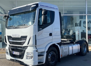 Cabeza tractora IVECO AS440S51TP, 
Hi Way EVO, techo medio
Euro6, 
Automática con intarder, 
Del año 2018, 
Con 460.111km,
Neumáticos 315/80R22.5 y 315/80R22.5,
CON EQUIPO DE HIDRAULICO
 con tractora reacondicionada,