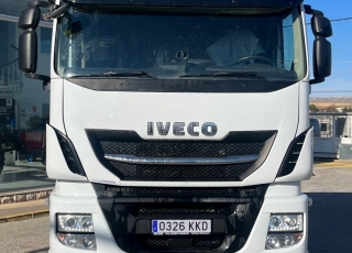 Cabeza tractora IVECO AS440S51TP, 
Hi Way EVO, techo medio
Euro6, 
Automática con intarder, 
Del año 2018, 
Con 460.111km,
Neumáticos 315/80R22.5 y 315/80R22.5,
CON EQUIPO DE HIDRAULICO
 con tractora reacondicionada,