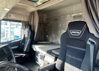 Cabeza tractora IVECO AS440S51TP, 
Hi Way EVO, techo medio
Euro6, 
Automática con intarder, 
Del año 2018, 
Con 460.111km,
Neumáticos 315/80R22.5 y 315/80R22.5,
CON EQUIPO DE HIDRAULICO
 con tractora reacondicionada,