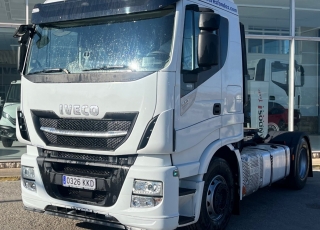 Cabeza tractora IVECO AS440S51TP, 
Hi Way EVO, techo medio
Euro6, 
Automática con intarder, 
Del año 2018, 
Con 460.111km,
Neumáticos 315/80R22.5 y 315/80R22.5,
CON EQUIPO DE HIDRAULICO
 con tractora reacondicionada,