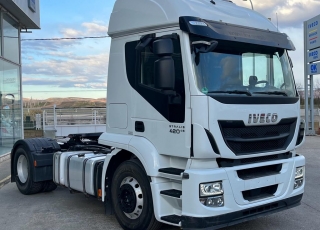 Cabeza tractora IVECO AT440S42TP, 
Hi Road,  Euro6, 
Automática con intarder, 
Del año 2015, 
Con 568.894km.
Neumáticos 315/80R22.5 CON EQUIPO DE HIDRAULICO Y LLANTAS DE ALUMINIO  Precio 27.000€+IVA, con tractora reacondicionada