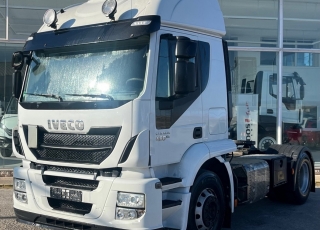 Cabeza tractora IVECO AT440S42TP, 
Hi Road,  Euro6, 
Automática con intarder, 
Del año 2016, 
Con 549.565km.
Neumáticos 315/80R22.5 CON EQUIPO DE HIDRAULICO Y LLANTAS DE ALUMINIO  Precio 29.500€+IVA, con tractora reacondicionada