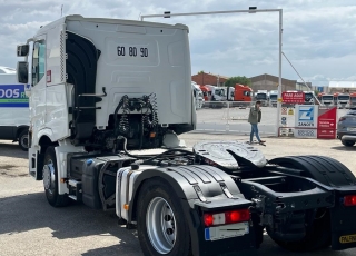 Cabeza tractora,
 RENAULT T440, 
automática  con  retarder y equipo de hidraulico
de 2016, 
con 422.483km,
Con neumáticos 315/80R22.5 traseros nuevos

Precio 41.500€ reacondicionada