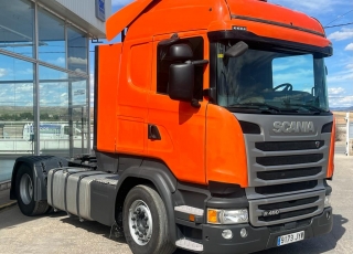 Cabeza tractora,
SCANIA R450, 
automática con intarder, 
de 2017, 
con 716.953km,
Con neumáticos 385/55R22.5 y 315/70R22.5

Precio 39.900€ reacondicionada, .