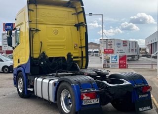 Cabeza tractora,
SCANIA R450, 
automática con intarder, 
de 2018, 
con 645.691km,
Con neumáticos 385/65R22.5 y 315/80R22.5