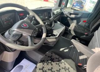 Cabeza tractora,
SCANIA R450, 
automática con intarder, 
de 2017, 
con 676.691km,
Con neumáticos 385/70R22.5 y 315/70R22.5
CON EQUIPO DE HIDRAULICO Y LLANTAS DE ALUMINIO