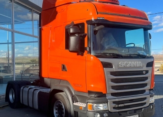 Cabeza tractora,
SCANIA R450, 
automática con intarder, 
de 2017, 
con 679.605km,
Con neumáticos 385/55R22.5 y 315/70R22.5

Precio 42.500€ reacondicionada, .