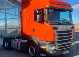 Cabeza tractora,
SCANIA R450, 
automática con intarder, 
de 2017, 
con 683.661km,
Con neumáticos 385/55R22.5 y 315/70R22.5

Precio 42.500€ reacondicionada, .