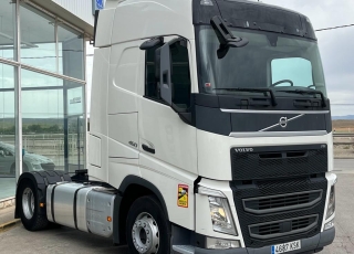 Cabeza tractora,
 VOLVO FH.460, 
 Caja de cambios automática, 
del año  2019, 
con tan solo 495.513km,
Con neumáticos 315/70R22.5  reacondicionada.