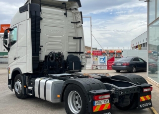 Cabeza tractora,
 VOLVO FH.460, 
 Caja de cambios automática, 
del año  2019, 
con tan solo 495.513km,
Con neumáticos 315/70R22.5  reacondicionada.